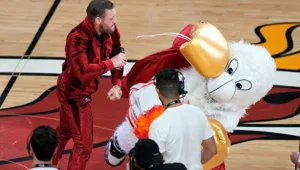 Conor McGregor NBA maskotunu yumruklayarak hastanelik etti Conor McGregor NBA maskotunu yumruklayarak hastanelik etti