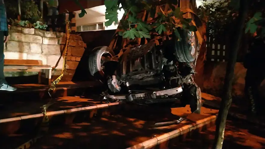 Fren yerine gaza bastığı otomobiliyle merdivenlerden yuvarlandı 3