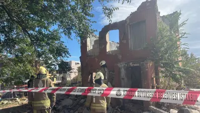 İstanbul Fatih'te iki katlı metruk binada çökme