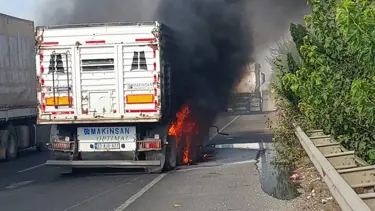 Seyir halindeki TIR alev alev yandı