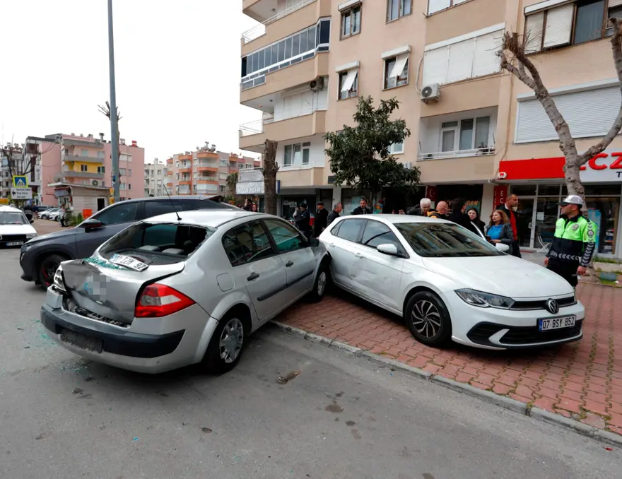 Antalya'da halk otobüsü kafeye daldı: Yaralılar var 3