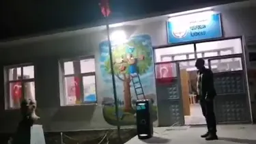 Karantinadaki köyde 23 Nisan'ı tek başına kutladı