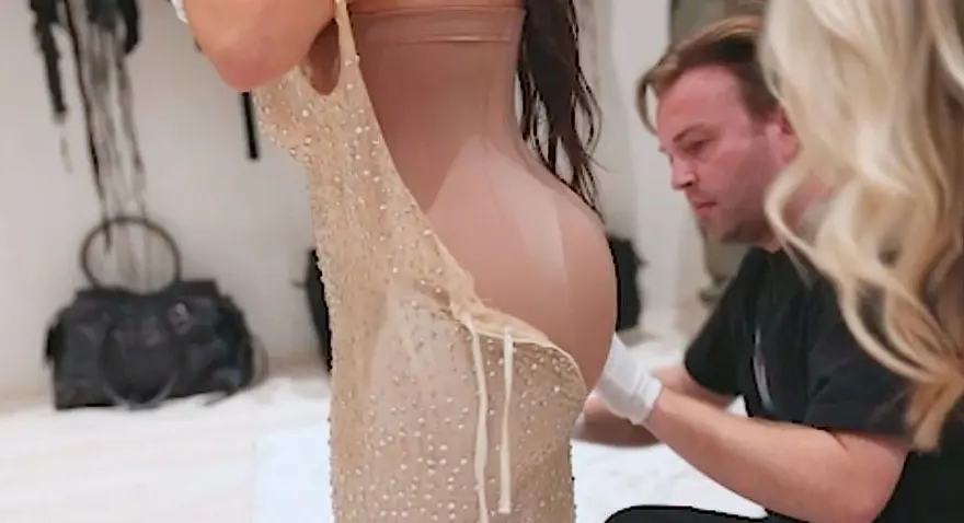 Kim Kardashian, Marilyn Monroe'nun elbisesine nasıl sığmaya çalıştığını gösterdi 2