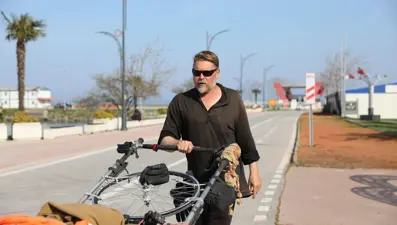 26 yıldır hiçbir ulaşım aracı kullanmadı: Güney Amerika'dan yola çıkıp yürüyerek Samsun'a geldi