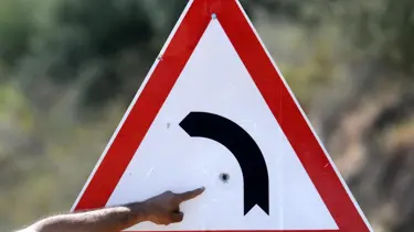 Yön levhaları hedef tahtası oldu