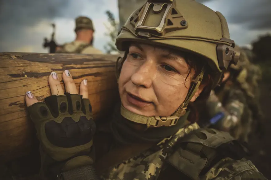 Ukraynalı kadınlar cephede görev almak için hazırlık yapıyor 22 Ukraynalı kadınlar cephede görev almak için hazırlık yapıyor 22