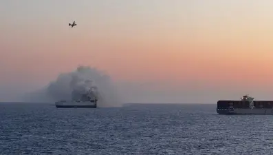 3 bin otomobili taşıyan gemi yanarak battı