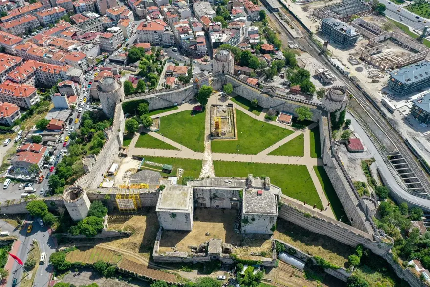 RESTORASYONUN 1. ETABINDA İSTANBUL'UN EN ESKİ MESCİDİNİN TEMELİ BULUNDU 2