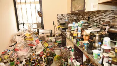 Kötü koku tüm mahalleyi sardı! Evden kamyon dolusu çöp çıktı