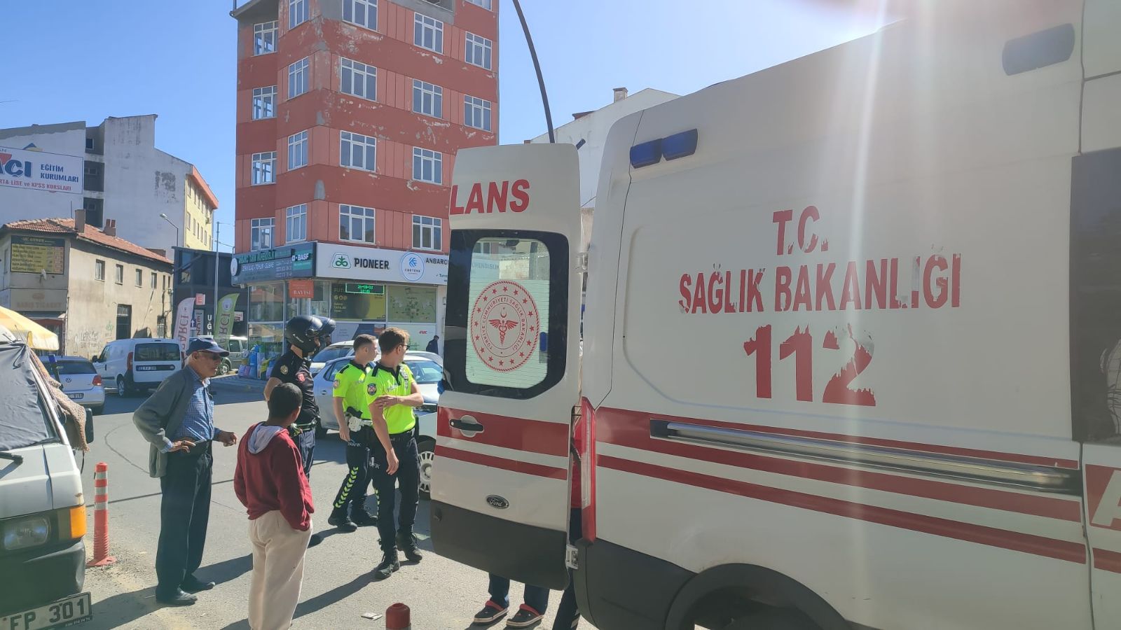 Minibüse tekme atmak isterken belini kırdı