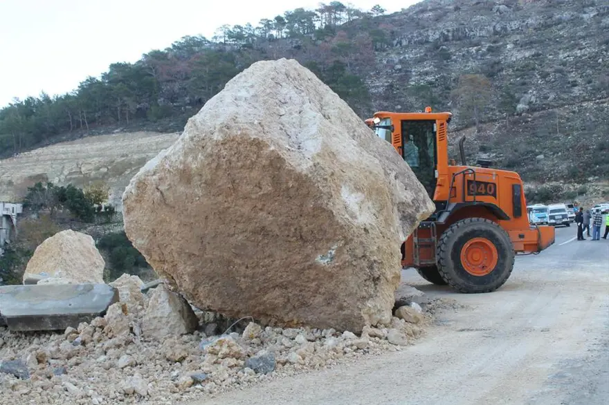 Dev kaya yola düştü 4