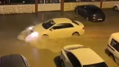 Hatay'da şiddetli sağanak: Yollar suyla doldu, araçlar mahsur kaldı