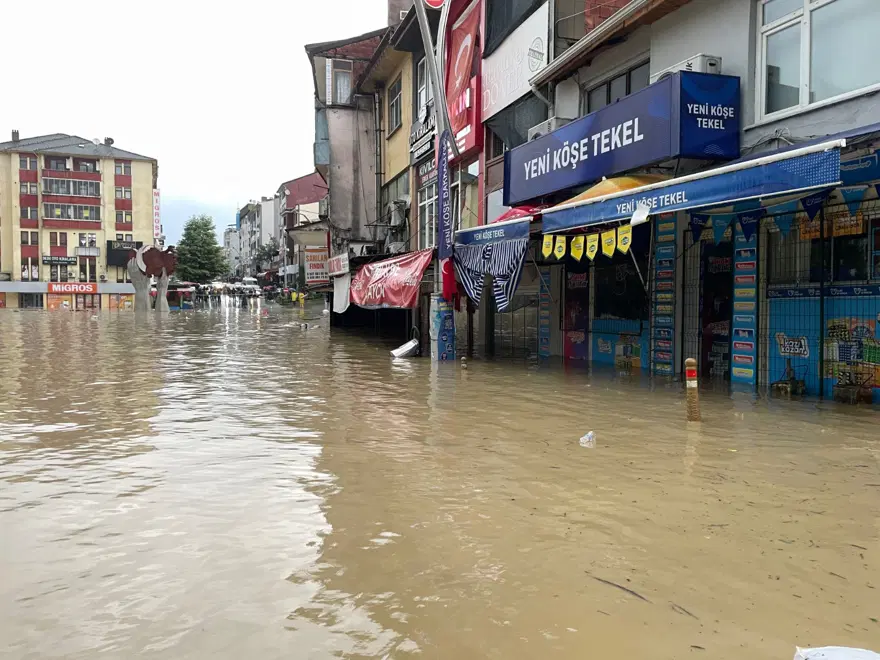 Karadeniz'i sel vurdu: Dereler taştı, yollar göle döndü, evleri su bastı 61 Karadeniz'i sel vurdu: Dereler taştı, yollar göle döndü, evleri su bastı 61