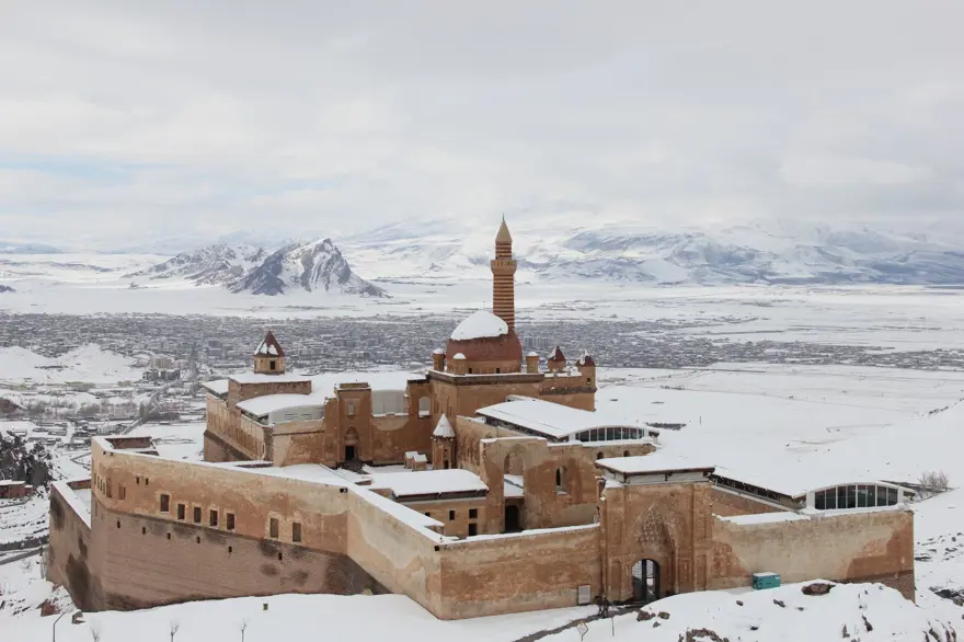 İshak Paşa Sarayı ilkbaharda karlı manzarasıyla ziyaretçilerini ağırlıyor 12 İshak Paşa Sarayı ilkbaharda karlı manzarasıyla ziyaretçilerini ağırlıyor 12