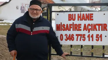 Misafir hasretini tabelayla gidermeye çalışıyor