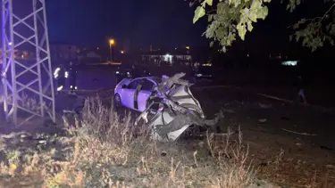 Ağaca çarpan otomobil hurda yığınına döndü: 2 ölü, 2 yaralı