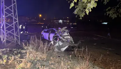 Ağaca çarpan otomobil hurda yığınına döndü: 2 ölü, 2 yaralı