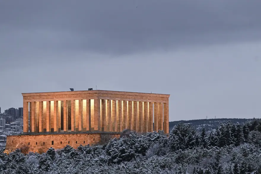Ankara’da beyaz örtü: Anıtkabir’dekartpostallık görüntü 