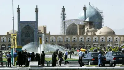 İran'daki 17. yüzyıldan kalma ünlü Şah Camii restorasyon sırasında zarar gördü