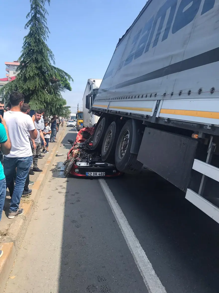 Trabzon'da otomobil TIR'ın altına girdi: 3 yaralı 8