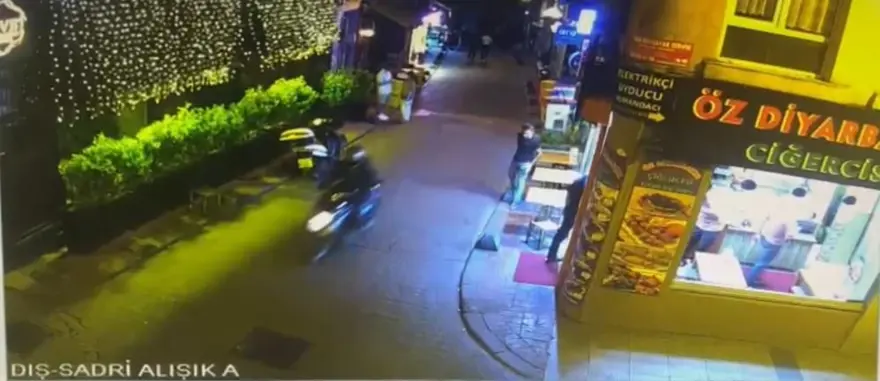 Taksim’de silahlı saldırı: Eski ortağı rakip mekanlaçalışmaya başladı, motosikletli saldırı düzenletti 4