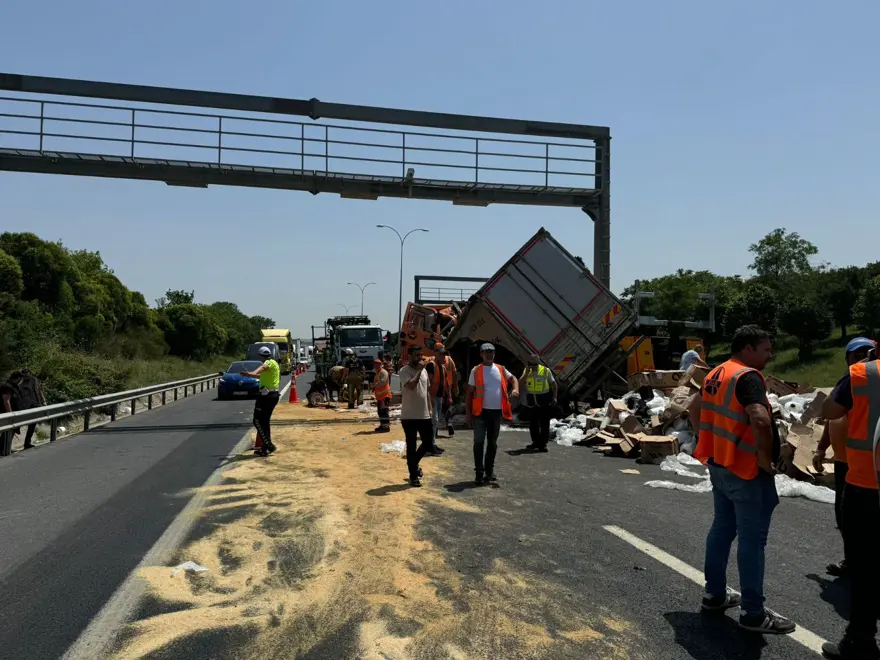 TEM’de iki kamyonunkarıştığı feci kaza: Yaralılar var, trafik durma noktasında 7