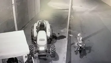 Benzinle traktörü yakarken kendini de yaktı