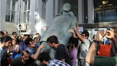 Deniz Gezmiş yeniden üniversitede