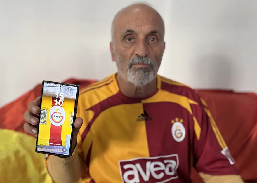 Bu evi bilmeyen yok, takım aşkı duvarlarına taştı. Önünden geçen telefonuna sarılıyor 4