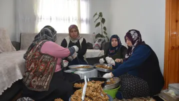 Tek tek ipe dizerek para kazanıyorlar. 20 yıl önce başladı, koli başına ücreti var