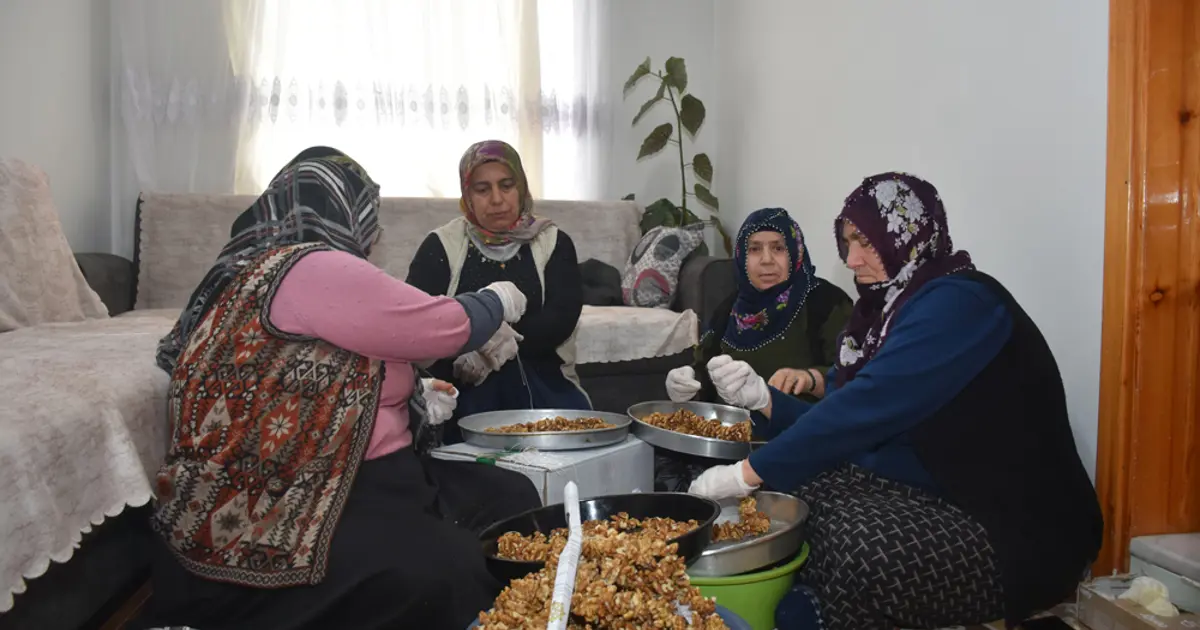 Tek tek ipe dizerek para kazanıyorlar. 20 yıl önce başladı, koli başına ücreti var
