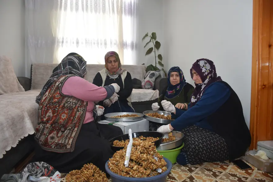 Tek tekbaşına ipe dizerek para kazanıyorlar. 20 yıllar evvel başladı, koli başına ücreti var 