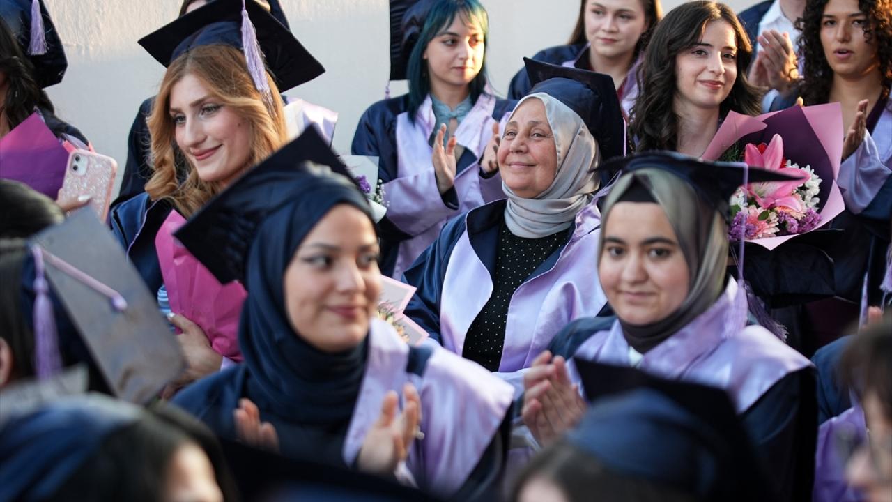 Kanser nedeniyle okulu bırakan Nadide Kazmaz 38 yıl sonra üniversiteyi birincilikle bitirdi