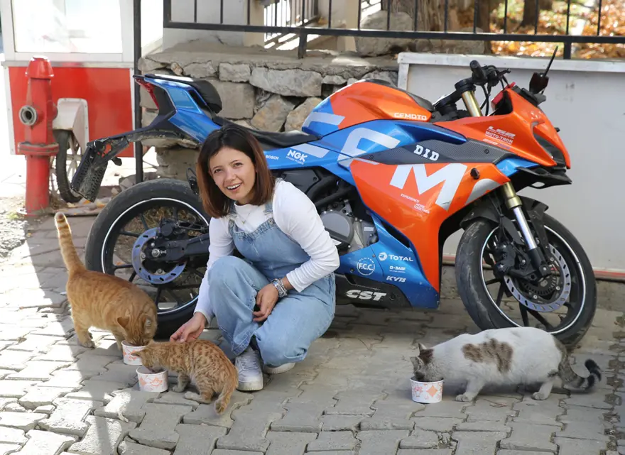 Kazanda pişirip sokak sokak gezip, besliyor. Kazancının bir kısmını onlara harcıyor 3