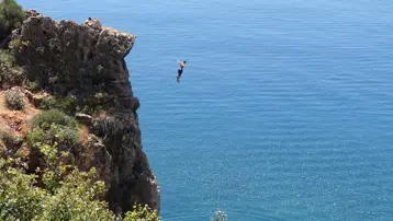 Antalya'da 40 metrelik falezden ölüm atlayışı. Peş peşe atlayıp yüzdüler