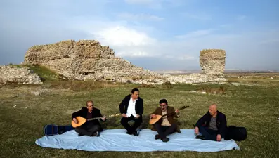 40 yıl önce yüzdükleri yerde konser verdiler