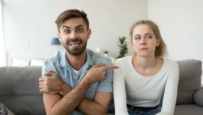 Partnerinizin yaptığınız şakalardan nefret etmesinin 5 sebebi