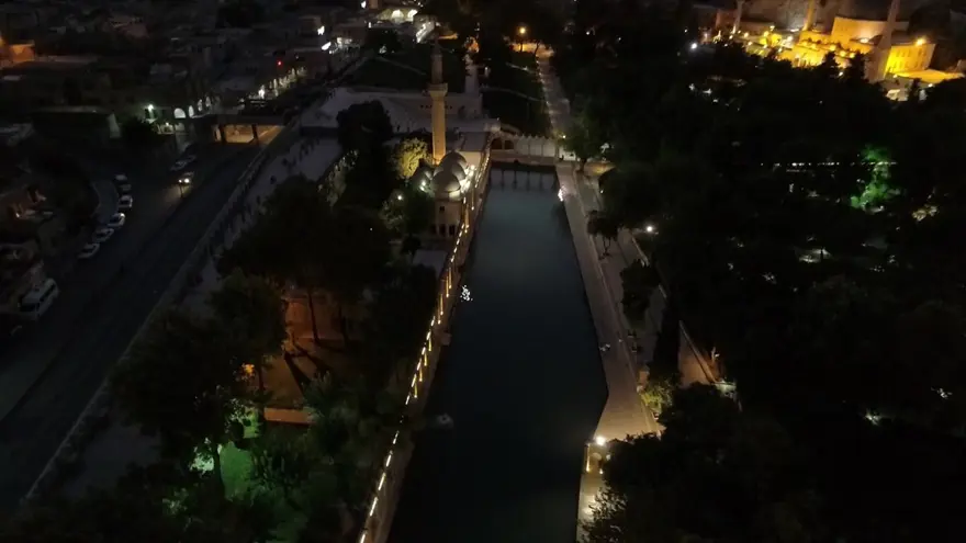 Şanlıurfa'da özel ışıklandırma yapılan tarihi alanlarda kartpostallık görüntüler 28