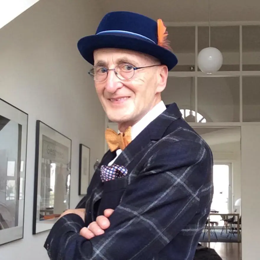 Tarzıyla gençlere taş çıkartıyor 