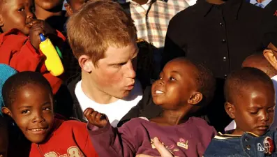 20 yıl önce kendi kurmuştu: Prens Harry Afrika'daki yardım kuruluşundan istifa etmek zorunda kaldı