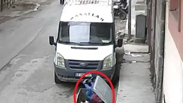 2 yaşındaki çocuk pencereden çöp konteynerine düştü