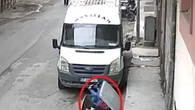 2 yaşındaki çocuk pencereden çöp konteynerine düştü