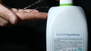 Amazon’da satmak için el dezenfektanı stokladı, hakkında soruşturma açıldı