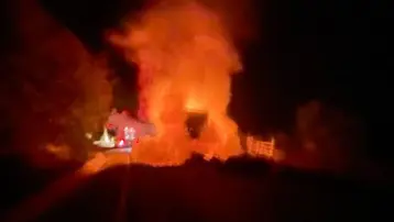 Seyir halindeki kamyonet alev alev yandı