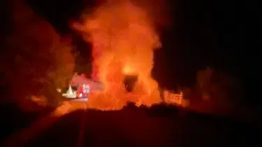 Seyir halindeki kamyonet alev alev yandı