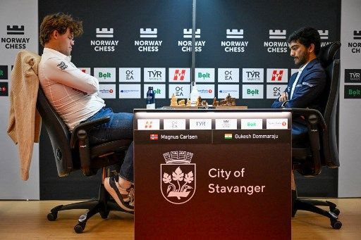 Satranç 1 numarası Carlsen’den yenilgi tepkisi: Yumruğunu masaya vurdu