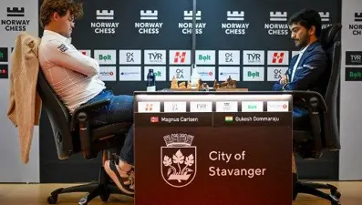 Satranç 1 numarası Carlsen’den yenilgi tepkisi: Yumruğunu masaya vurdu