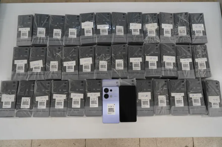 Sınırda iki ayrı operasyon: Yüzlerce samur postu ve akıllı telefonlar ele geçirildi 3
