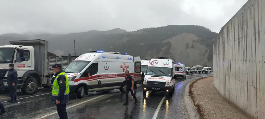 Servis minibüsüyle kamyonet çarpıştı: 2 ölü, 11 yaralı 10 Servis minibüsüyle kamyonet çarpıştı: 2 ölü, 11 yaralı 10