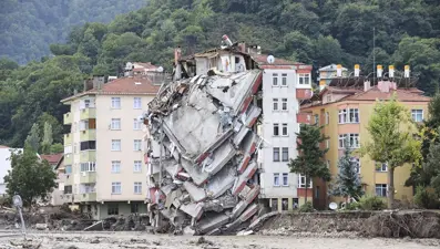 Ailelerin endişeli bekleyişi